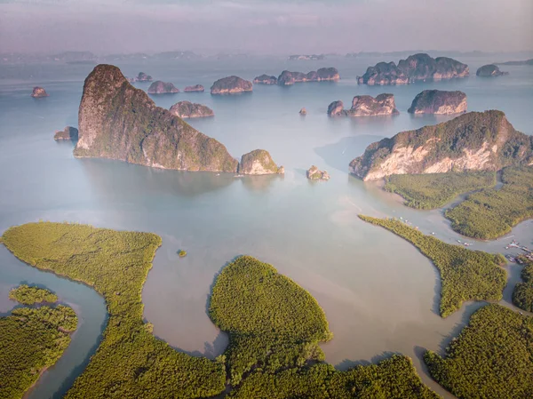 Sonnenaufgang samet nang she Aussichtspunkt phangnga bay thailand, Drohnenblick über die Bucht — Stockfoto