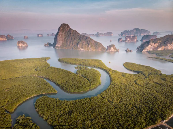Sonnenaufgang samet nang she Aussichtspunkt phangnga bay thailand, Drohnenblick über die Bucht — Stockfoto