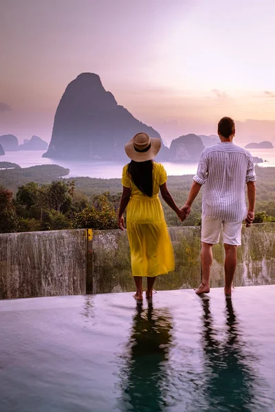 Phangnga Bay Thailand, paar aan de rand van een zwembad kijken naar zonsopgang Thailand infinity zwembad — Stockfoto