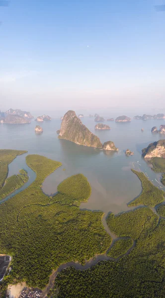 Sonnenaufgang samet nang she Aussichtspunkt phangnga bay thailand, Drohnenblick über die Bucht — Stockfoto