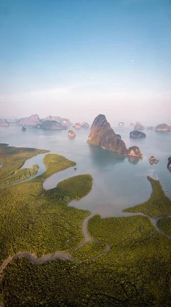 Sonnenaufgang samet nang she Aussichtspunkt phangnga bay thailand, Drohnenblick über die Bucht — Stockfoto