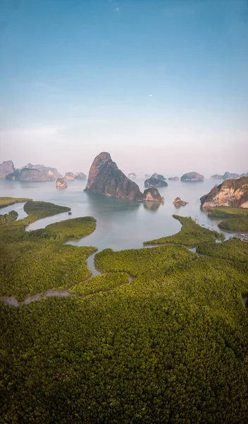 Sonnenaufgang samet nang she Aussichtspunkt phangnga bay thailand, Drohnenblick über die Bucht — Stockfoto