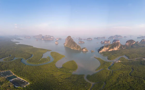 Sonnenaufgang samet nang she Aussichtspunkt phangnga bay thailand, Drohnenblick über die Bucht — Stockfoto