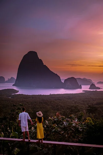 Пара наблюдая восход солнца над заливом Phangnga Таиланд, мужчины и женщины в Самет Нанг Она точка зрения во время восхода солнца Таиланд — стоковое фото