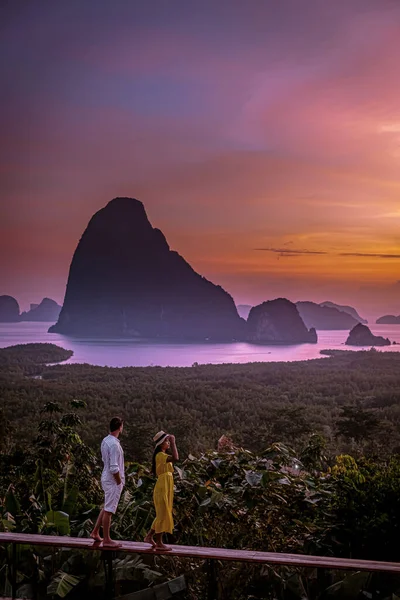 Пара наблюдая восход солнца над заливом Phangnga Таиланд, мужчины и женщины в Самет Нанг Она точка зрения во время восхода солнца Таиланд — стоковое фото