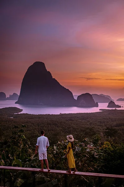 Пара спостерігає за сходом сонця над затокою Фангнга Таїланд, чоловіки і жінки в Самет Нанг Її погляд під час сходу сонця в Таїланді — стокове фото