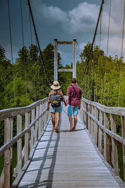 Parco nazionale MuKo Chumphon, Thailandia, coppia che cammina sul ponte di legno nel parco con alberi e mangrovie a Chumphon Thailandia — Foto Stock