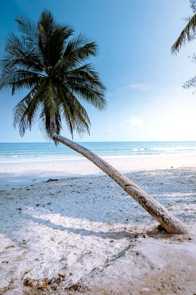 Thung Wua Laen beach Chumphon Thailand, couple on the beach by palm tree hanging on the white beach — 스톡 사진