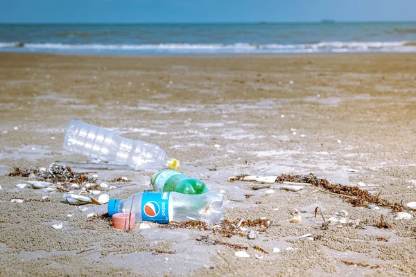 Chumphon Thailand January 2020, beach with lots of plastic bottle and stuff, Spilled garbage on the beach — ストック写真