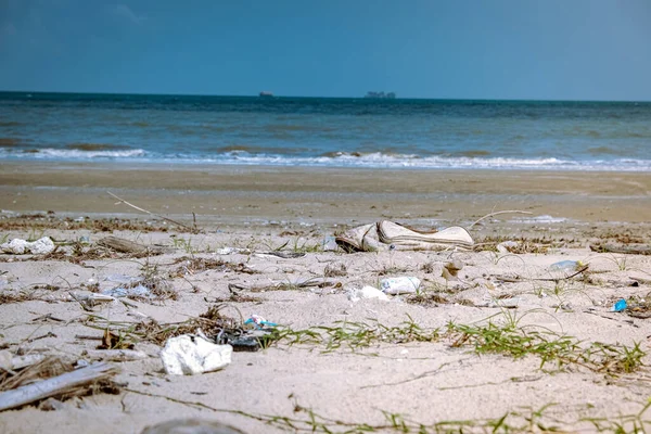 Chumphon Thailand, beach with lots of plastic bottle and stuff, Spilled garbage on the beach — ストック写真