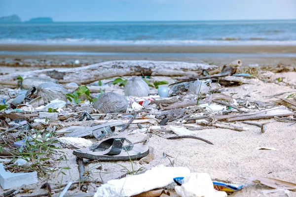 Chumphon Tailandia, playa con mucha botella de plástico y esas cosas, basura derramada en la playa — Foto de Stock