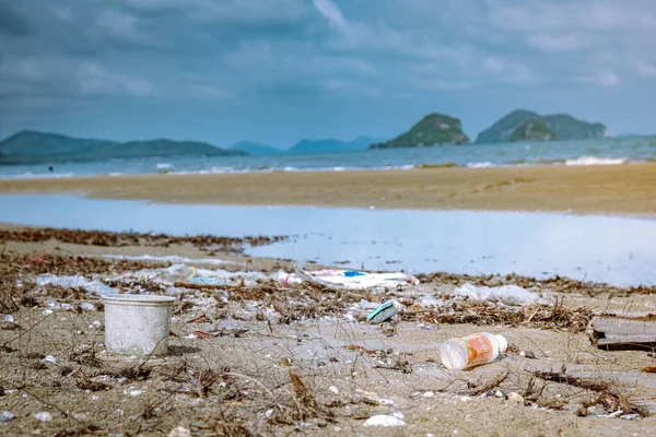 Chumphon Thailand, beach with lots of plastic bottle and stuff, Spilled garbage on the beach — ストック写真