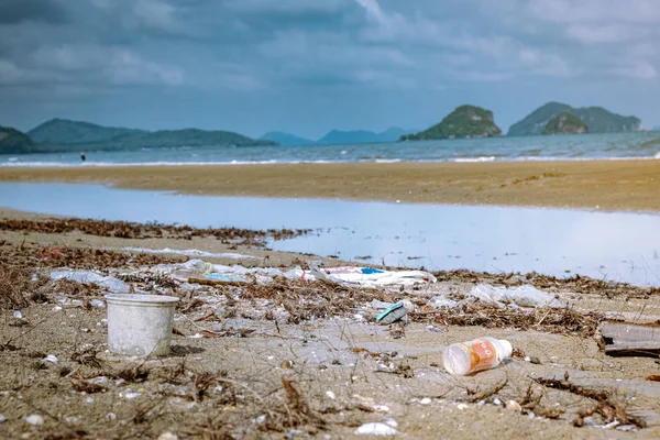 Chumphon thailand, Strand mit vielen Plastikflaschen und so, verschütteter Müll am Strand — Stockfoto