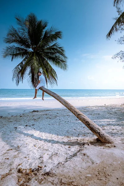 Thung Wua Laen beach Chumphon Thailand, men on the beach by palm tree hanging on the white beach — ストック写真