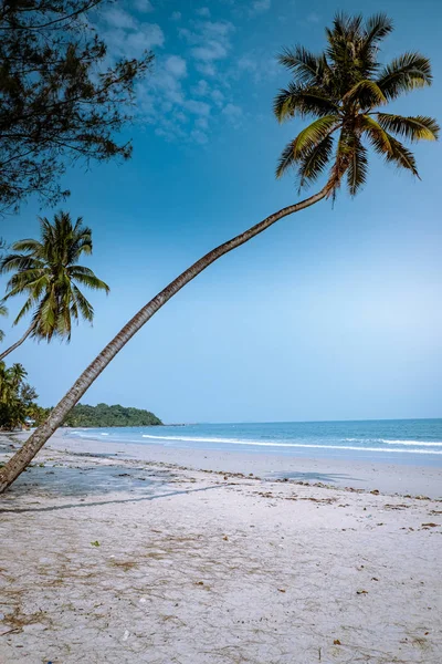 Thung wua laen beach chumphon thailand, paar am strand an der palme am weißen strand — Stockfoto