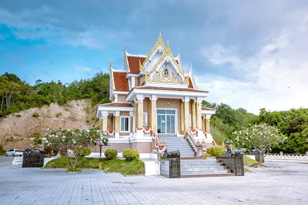 Krom Luang Chumphon Thailand Januari 2020, een tempel ter ere van de Thaise prins op Chai Ree strand — Stockfoto