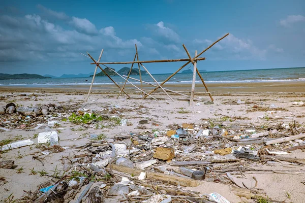 Chumphon Thailand, beach with lots of plastic bottle and stuff, Spilled garbage on the beach — ストック写真