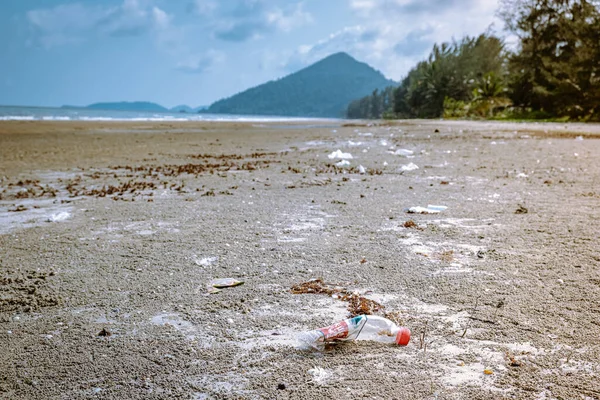 Chumphon Thailand, beach with lots of plastic bottle and stuff, Spilled garbage on the beach — ストック写真