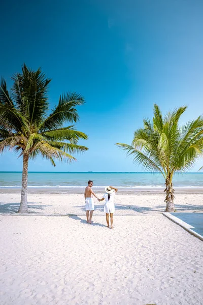 Couple on the beach with palm tree and bleu ocean in Thailand Chumphon area during sunset at Arunothai beach — 스톡 사진