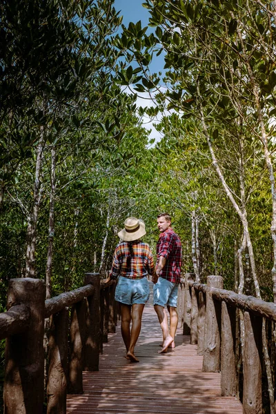 MuKo Chumphon National Park, Thaïlande, couple marchant sur une terrasse en bois dans le parc avec des arbres et des mangroves à Chumphon Thaïlande — Photo