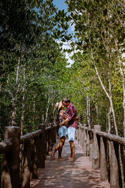 Park Narodowy Muko Chumphon, Tajlandia, para spacerująca po drewnianym tarasie w parku z drzewami i namorzynem w Chumphon Tajlandia — Zdjęcie stockowe