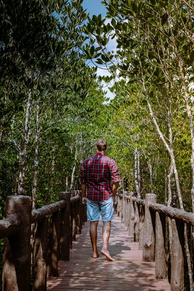 MuKo Chumphon National park, Tailandia, hombres caminando en la cubierta de madera en el parque con árboles y manglares en Chumphon Tailandia — Foto de Stock