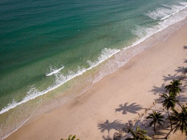 Tayland Chumphon bölgesindeki Thun Wua Laen plajı, yukarıdan beyaz kum ve palmiye ağaçlarıyla kumsaldan drone görüntüsü
