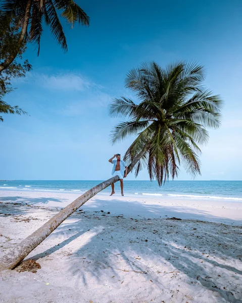 Wua Laen beach Chumphon area Thailand, palm tree hanging over the beach with guy on vacation in Thailand — 스톡 사진