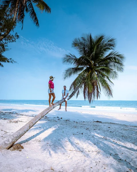 Wua Laen playa Chumphon zona Tailandia, palmera colgando sobre la playa con pareja de vacaciones en Tailandia —  Fotos de Stock