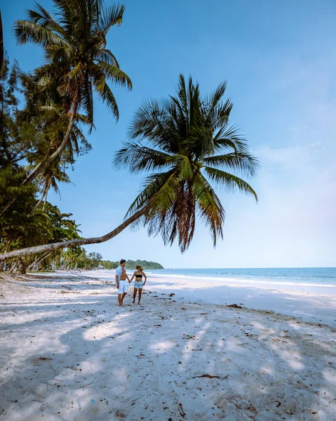 타이에서 휴가를 보내고 있는 부부와 함께 해변에 매달려 있는 야자수인 와과 야자 — 스톡 사진