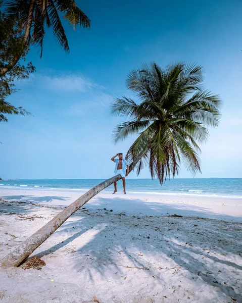 Wua laen beach chumphon area thailand, palme über dem strand mit kerl im urlaub in thailand — Stockfoto