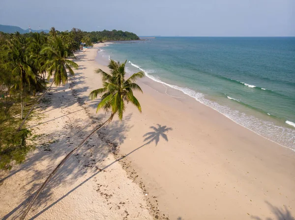 Hat thun wua laen beach in chumphon area thailand, drohnenblick von oben auf den strand mit weißem sand und palmen — Stockfoto