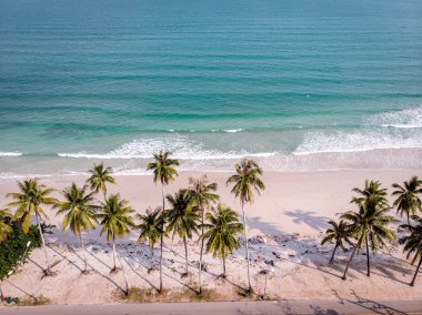 Tayland Chumphon bölgesindeki Thun Wua Laen plajı, yukarıdan beyaz kum ve palmiye ağaçlarıyla kumsaldan drone görüntüsü