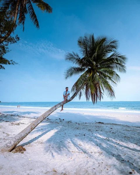 Wua Laenビーチチュンポンエリアタイ、タイでの休暇中に男性と一緒にビーチにぶら下がっているヤシの木 — ストック写真