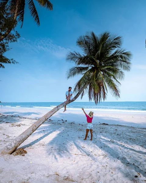 Wua Laen strand Chumphon gebied Thailand, palmboom opknoping over het strand met paar op vakantie in Thailand — Stockfoto