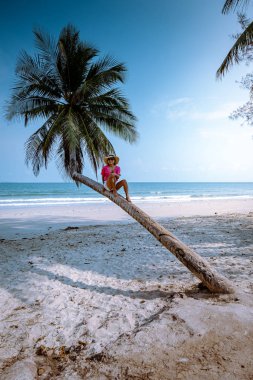 Wua Laen plajı Chumphon bölgesi Tayland, plajda asılı duran palmiye ağacı Tayland 'da tatilde olan bir kızla