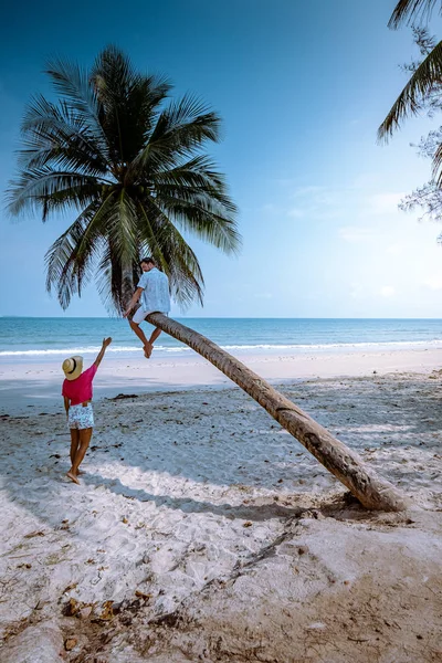 Wua Laen pláž Chumphon oblasti Thajsko, palmy visí nad pláží s párem na dovolené v Thajsku — Stock fotografie