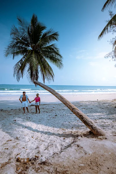 Wua Laen strand Chumphon terület Thaiföld, pálmafa lóg a strand felett pár nyaralni Thaiföldön — Stock Fotó