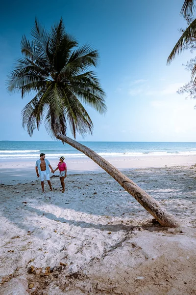 Wua Laen Strand Chumphon Bereich Thailand, Palme hängt über dem Strand mit Paar im Urlaub in Thailand — Stockfoto