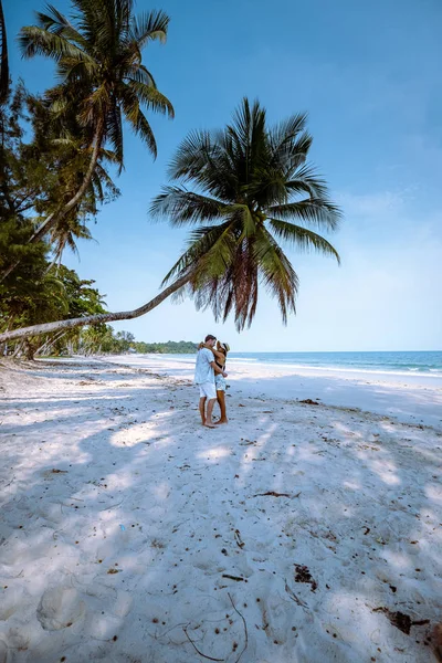 Wua Laen beach Chumphon area Thailand, palm tree hanging over the beach with couple on vacation in Thailand — Stock Photo, Image