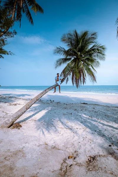 Wua laen beach chumphon area thailand, palme über dem strand mit kerl im urlaub in thailand — Stockfoto