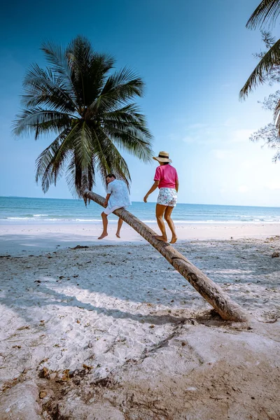 Пляж Вуа Лаен на территории Таиланда, пальма, висящая над пляжем с супружеской парой на отдыхе в Таиланде — стоковое фото