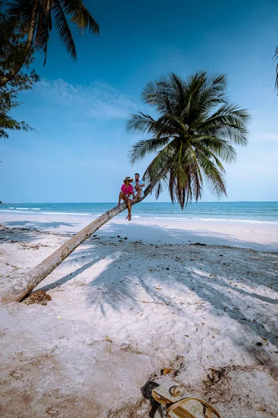 Wua Laen Strand Chumphon Bereich Thailand, Palme hängt über dem Strand mit Paar im Urlaub in Thailand — Stockfoto
