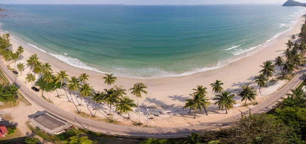 Καπέλο Thun Wua Laen παραλία στην περιοχή Chumphon Ταϊλάνδη, drone θέα από ψηλά στην παραλία με λευκή άμμο και φοίνικες — Φωτογραφία Αρχείου