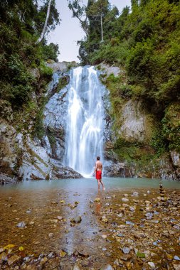Bir turist Chumphon, Tayland, Klongphrao şelalesi Tayland 'daki şelalenin güzelliğinin tadını çıkarıyor. 