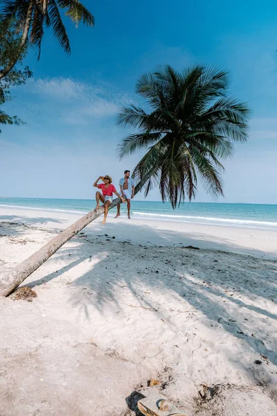 Spiaggia di Wua Laen Zona di Chumphon Thailandia, palma appesa sulla spiaggia con coppia in vacanza in Thailandia — Foto Stock