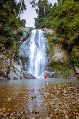 Bir turist Chumphon, Tayland, Klongphrao şelalesi Tayland 'daki şelalenin güzelliğinin tadını çıkarıyor. 