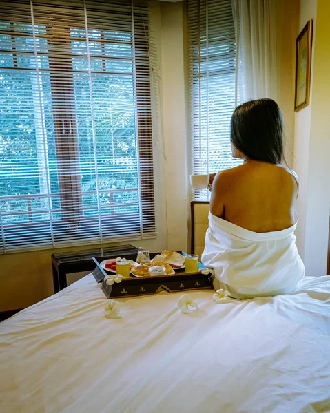 Couple petit déjeuner au lit, chambre vintage avec petit déjeuner au lit — Photo