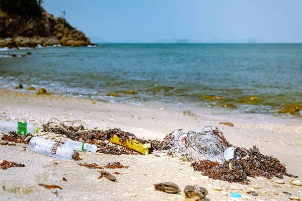 Plastic on the beach of an tropical Island in Thailand — ストック写真