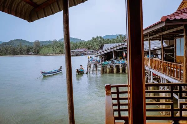 Chumphon Таиланд январь 2020 года, рыбацкие лодки в гавани готовятся к плаванию и ловить рыбу и крабов — стоковое фото